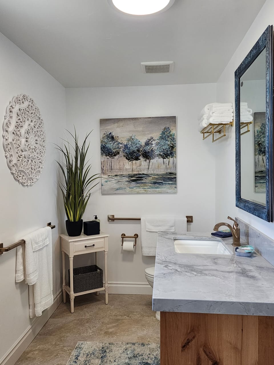 Deluxe Room, City View | Bathroom | Free toiletries, hair dryer, towels, soap