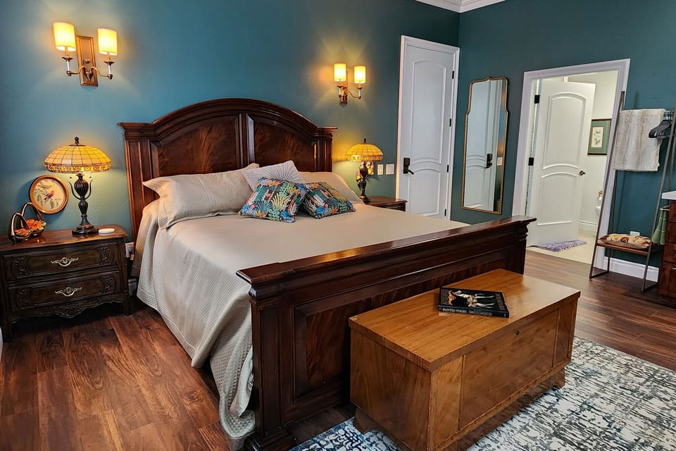Classic Room | Laptop workspace, blackout drapes, iron/ironing board (on request)