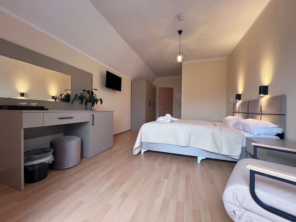 Basic Double or Twin Room, Courtyard View | Minibar, desk, WiFi (free), bed sheets