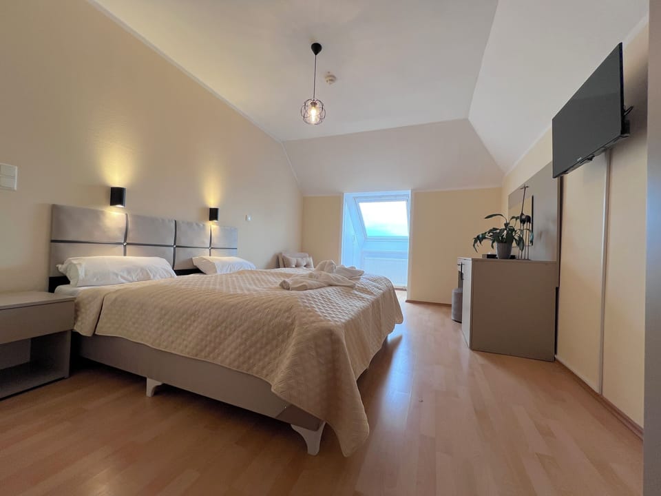 Basic Double or Twin Room, Courtyard View | Minibar, desk, WiFi (free), bed sheets