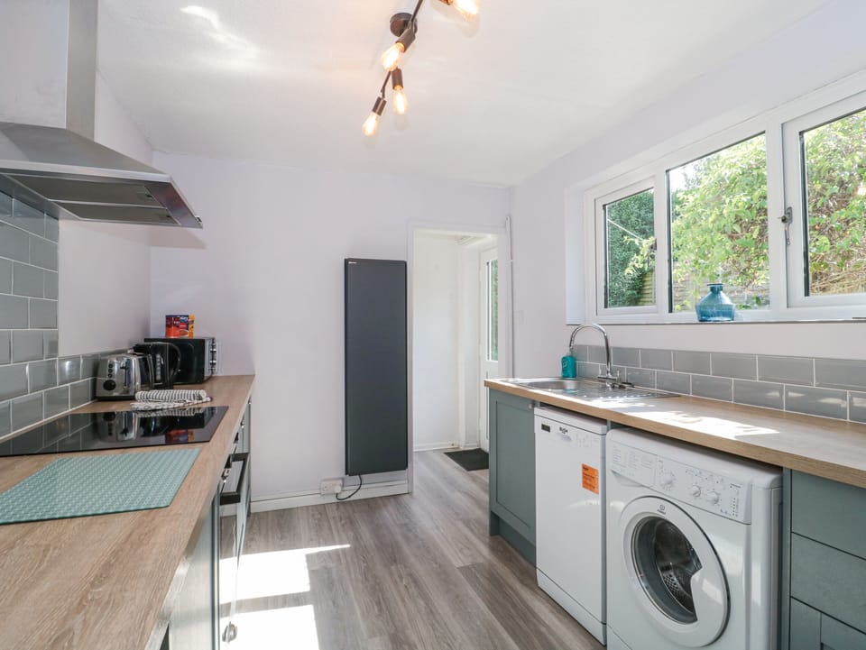 Cottage | Private kitchen | Fridge, dishwasher, electric kettle, toaster