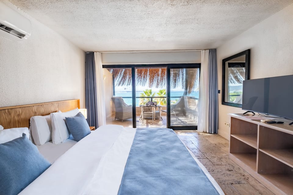 Family Room | Laptop workspace, free WiFi, bed sheets