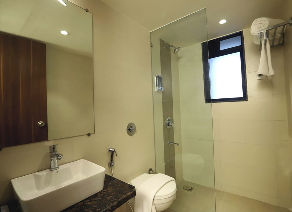 Superior Room, City View | Bathroom | Shower, hair dryer, towels