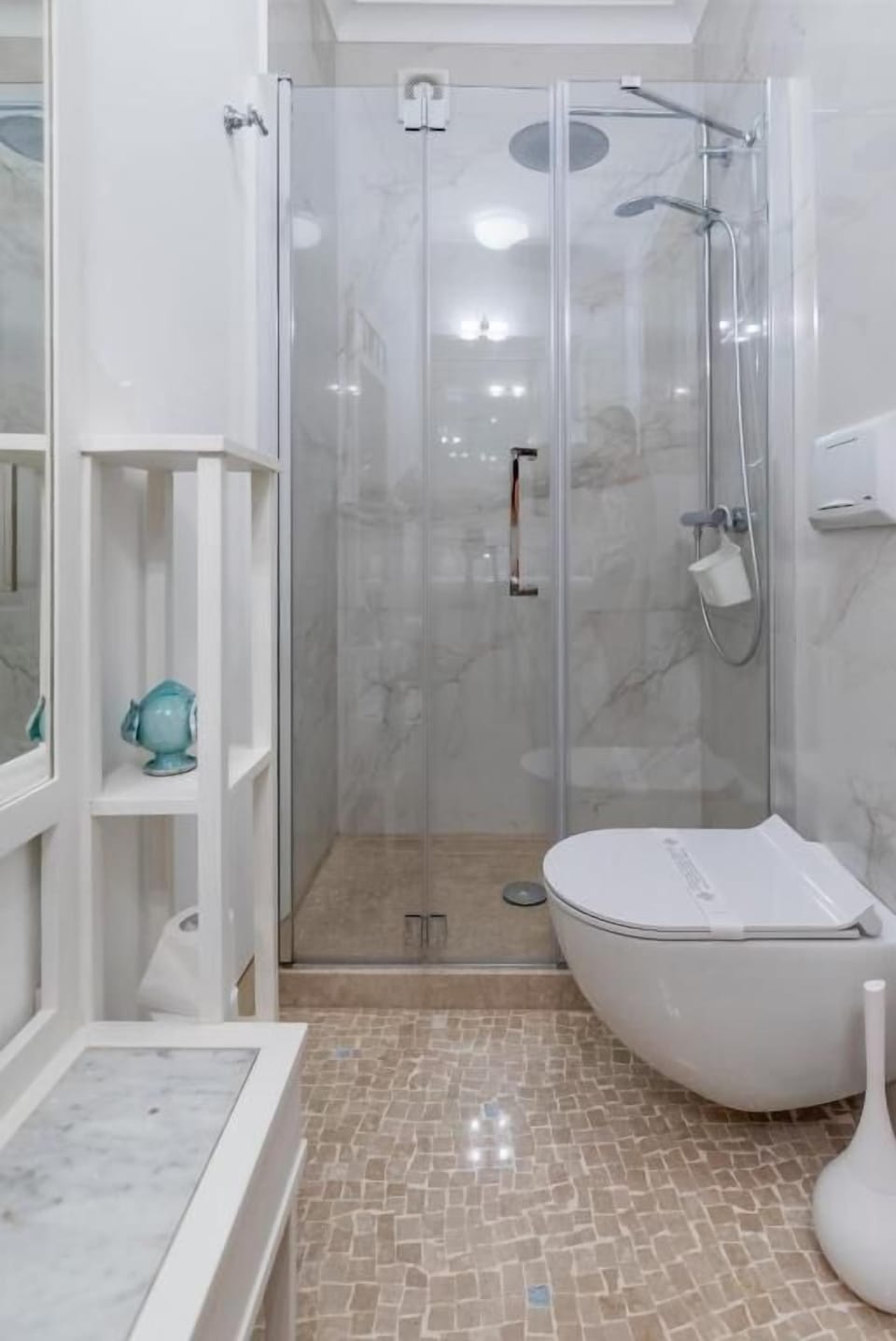 Camera Matrimoniale Superior | Bathroom | Hair dryer, slippers, bidet, towels