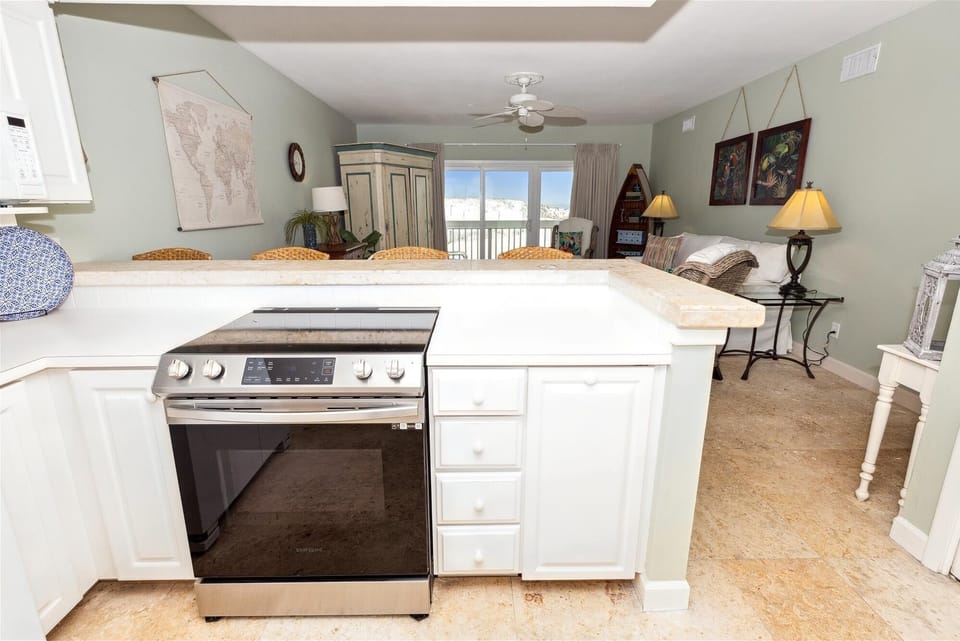 Condo, 2 Bedrooms | Private kitchen | Fridge, oven, coffee/tea maker, toaster