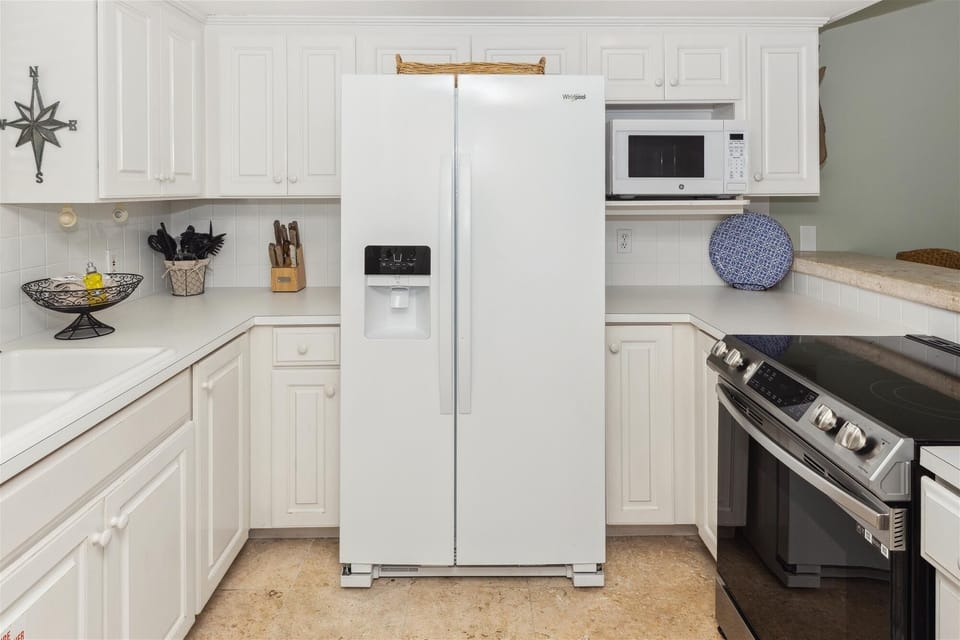 Condo, 2 Bedrooms | Private kitchen | Fridge, oven, coffee/tea maker, toaster