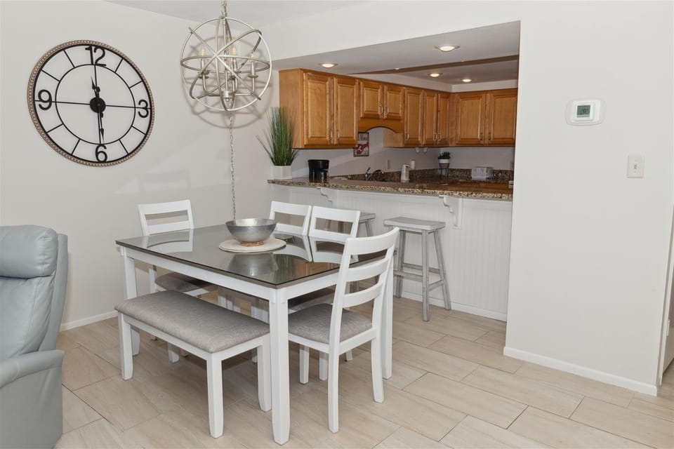 Condo, 2 Bedrooms | Dining