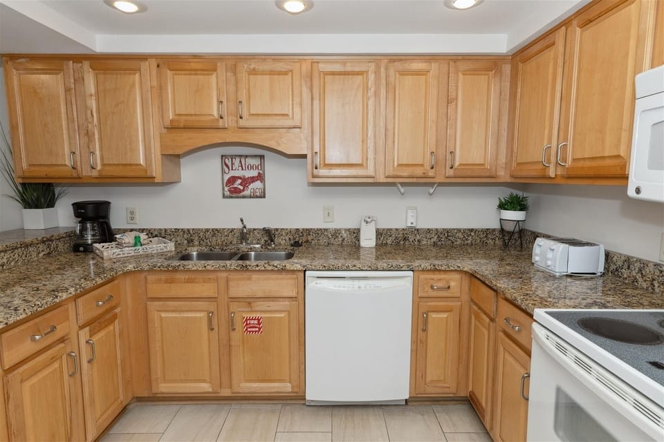 Condo, 2 Bedrooms | Private kitchen | Fridge, oven, stovetop, coffee/tea maker