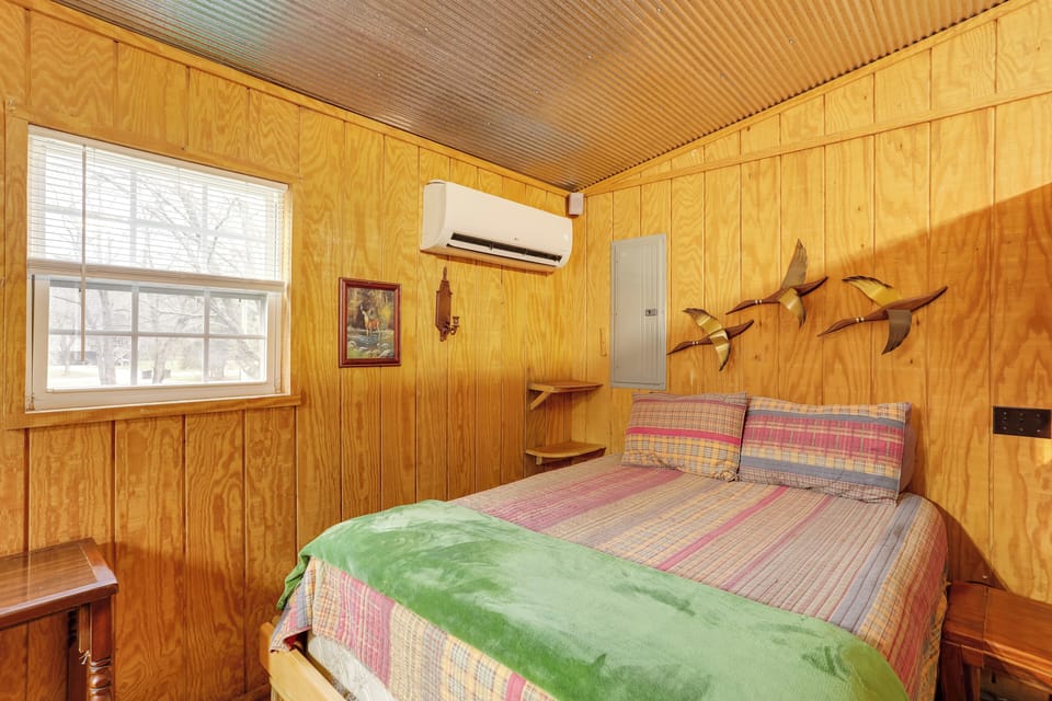 Cozy Riverfront Cabin ~ 2 Mi to Main Street Hardy Cottage in Hardy