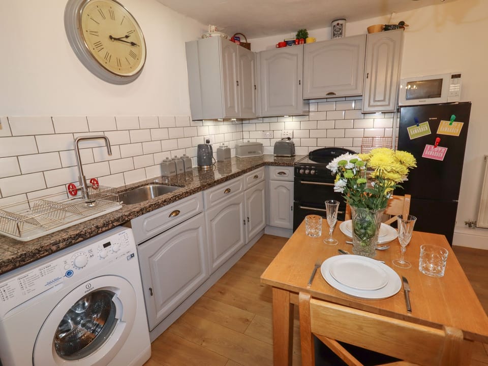 Fridge, dishwasher, cookware/dishes/utensils
