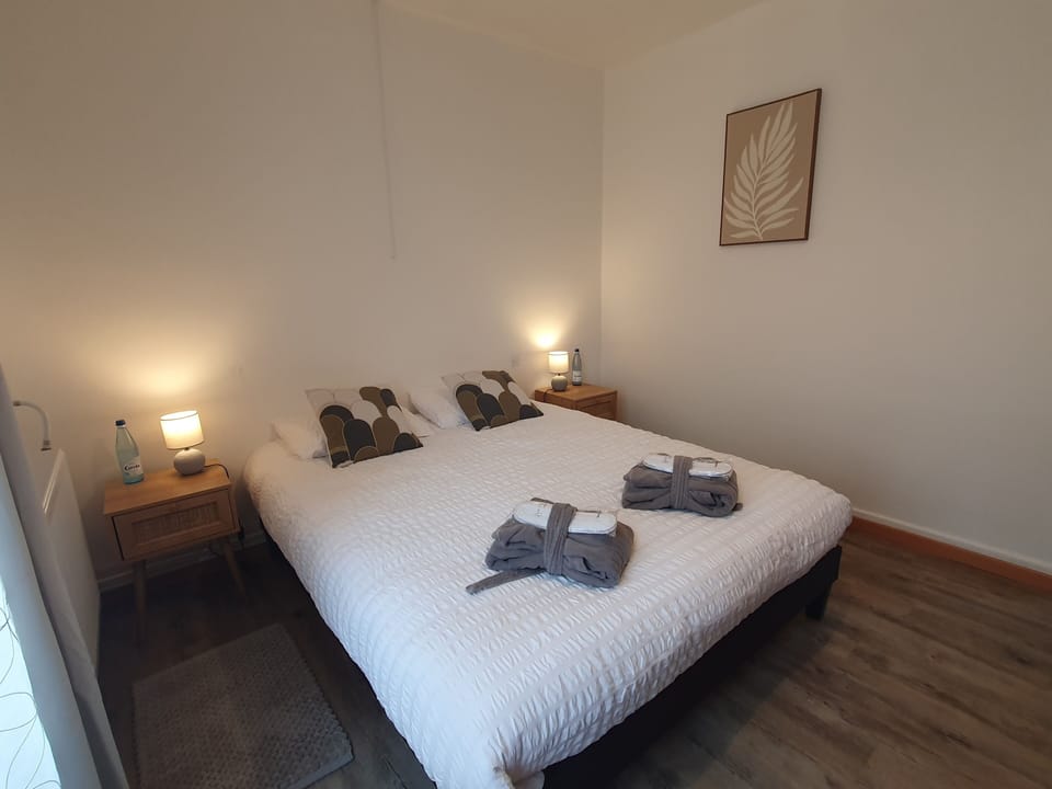 Comfort Double Room | Premium bedding, desk, free WiFi, bed sheets