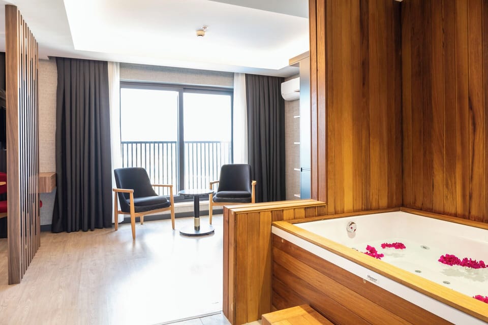 Suite, 1 King Bed, Poolside | Premium bedding, blackout drapes, iron/ironing board, free WiFi