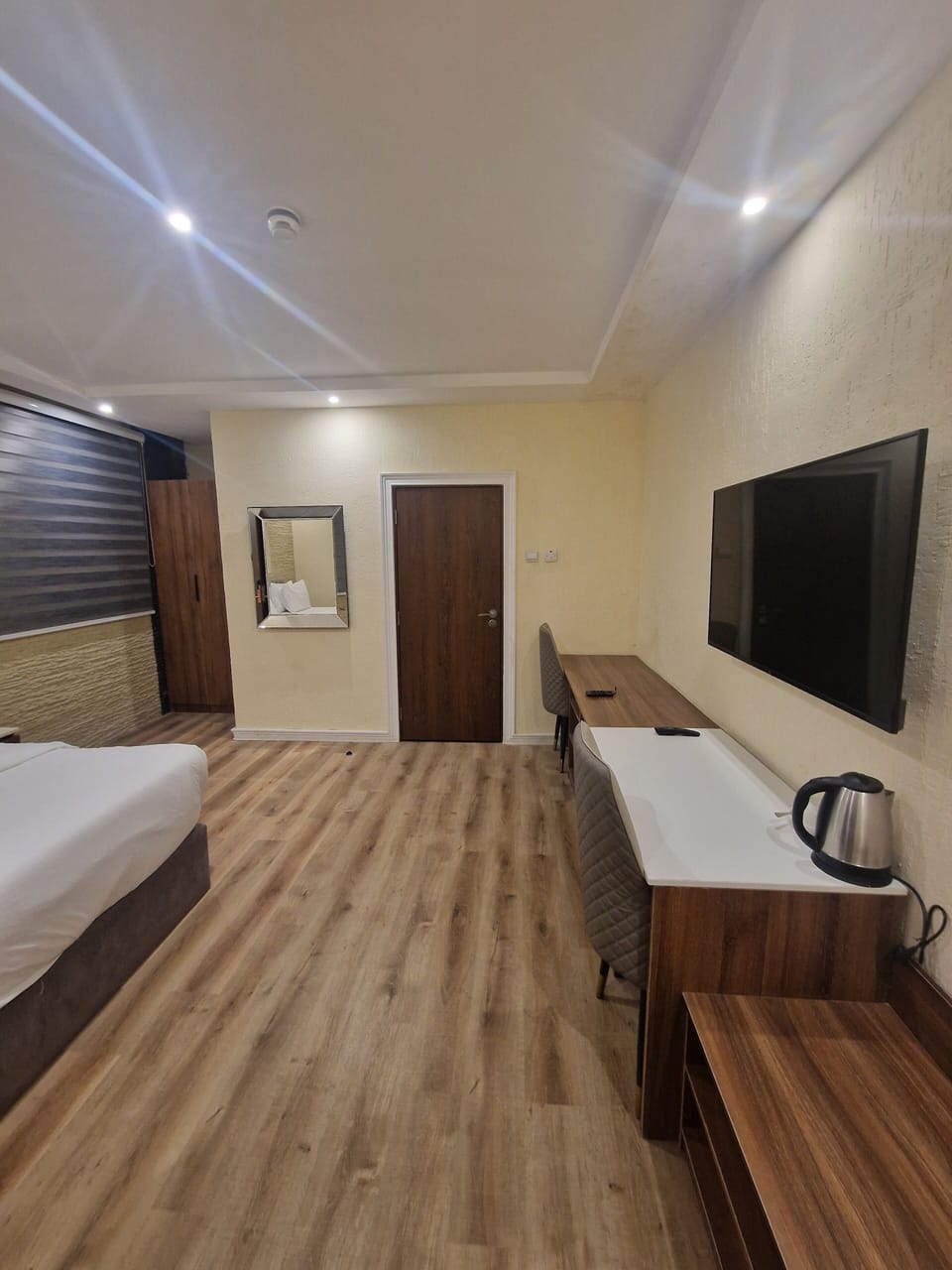 Deluxe Room | 1 bedroom, individually furnished, desk, laptop workspace