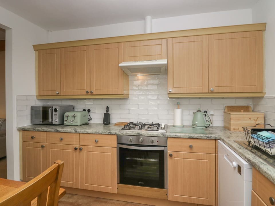 Fridge, dishwasher, cookware/dishes/utensils