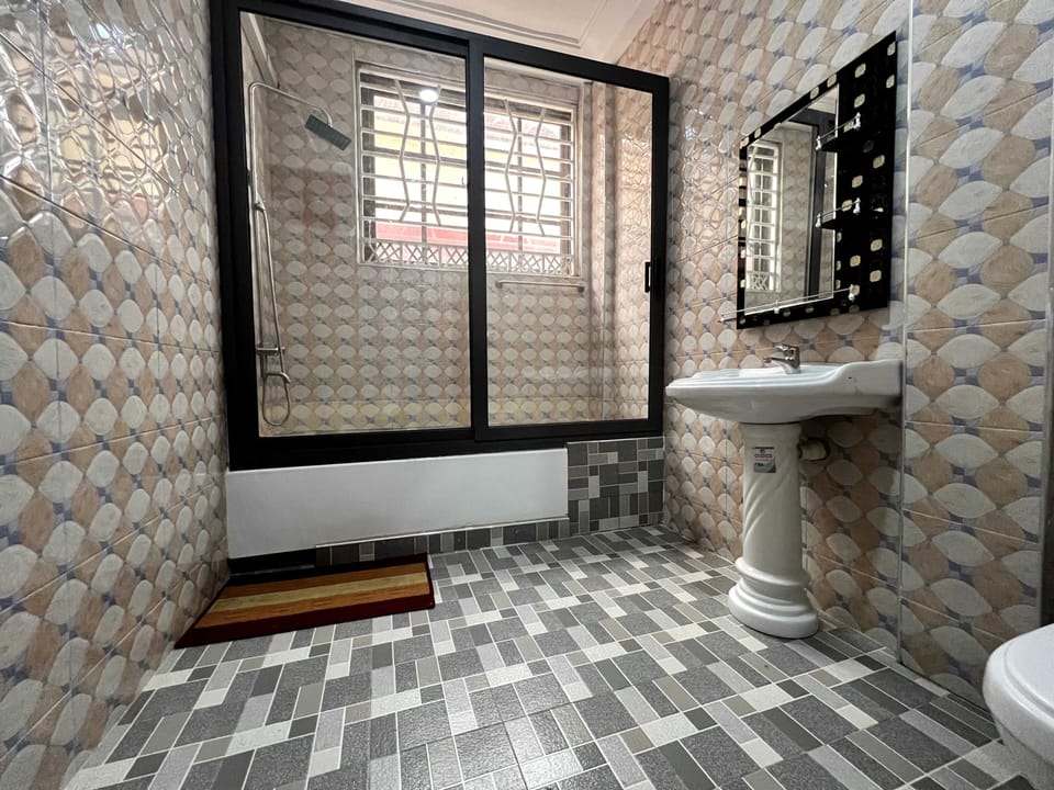 Royal Room | Bathroom | Deep soaking tub, free toiletries, towels, soap