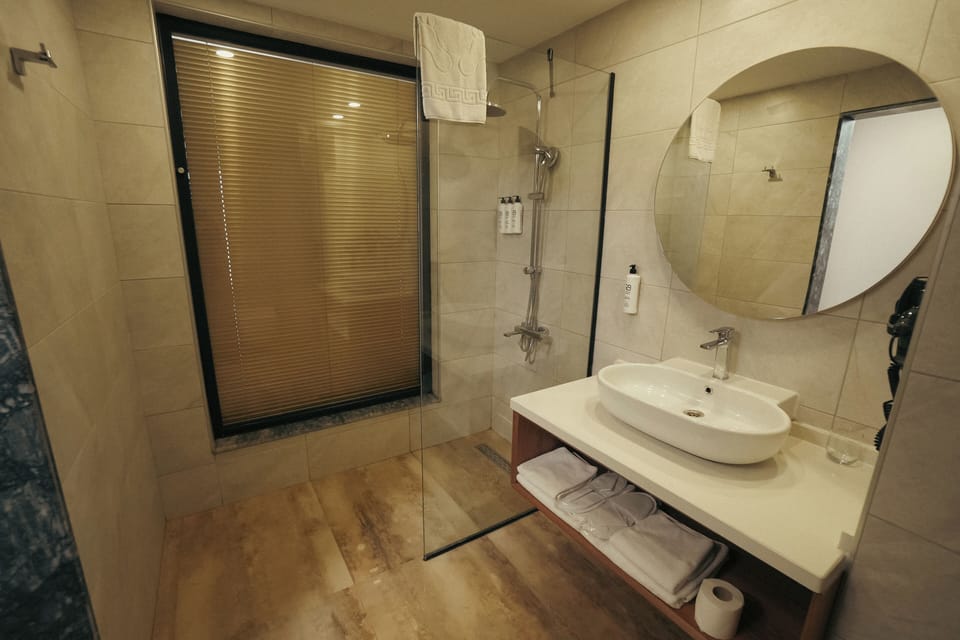 Superior Double or Twin Room | Bathroom | Slippers