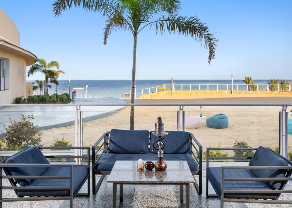 5 bars/lounges, 3 swim-up bars, 3 beach bars