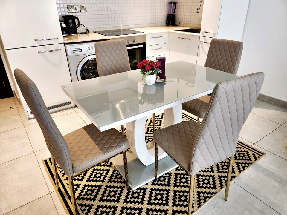 Luxury Apartment | In-room dining