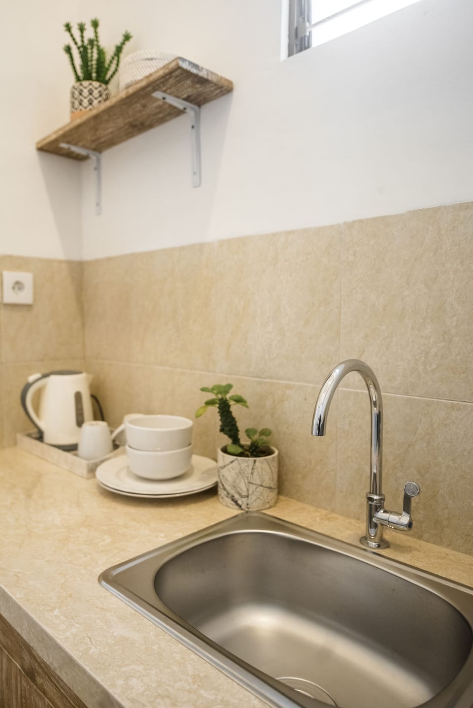 Standard Room, 1 Queen Bed | Private kitchen | Dishwasher, coffee/tea maker, electric kettle, cookware/dishes/utensils