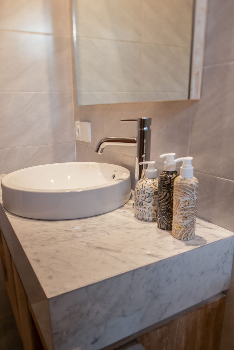 Junior Studio Suite, 1 Queen Bed | Bathroom | Shower, rainfall showerhead, free toiletries, hair dryer