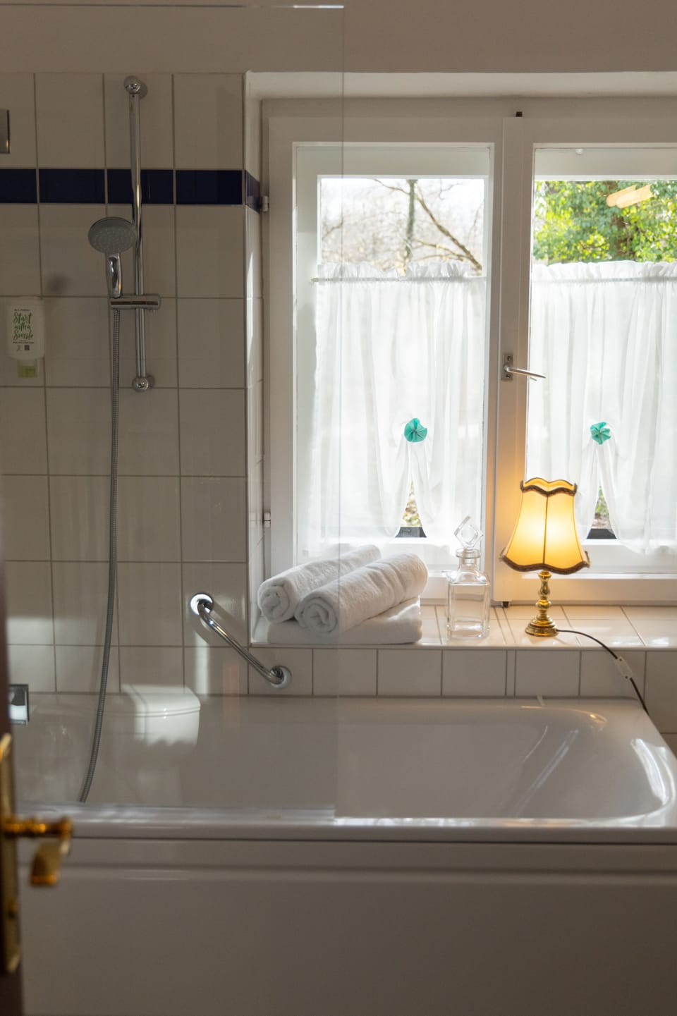 Deluxe Room | Bathroom | Hair dryer, towels, soap, shampoo