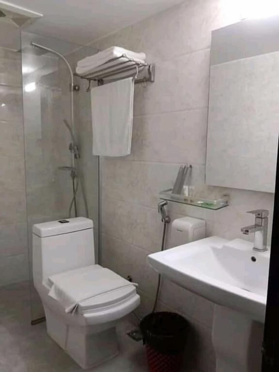 Deluxe Single Room, City View | Bathroom | Rainfall showerhead, towels