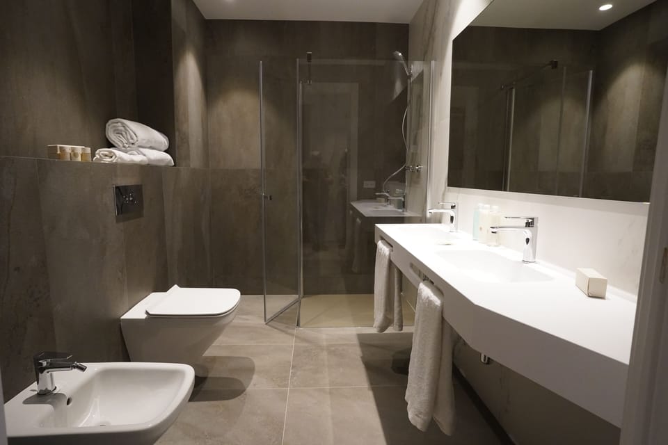 Shower, rainfall showerhead, free toiletries, hair dryer