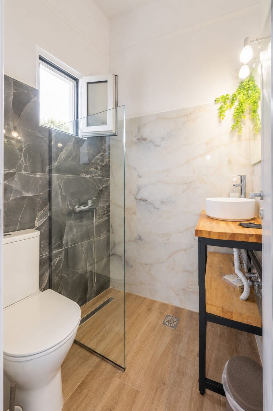 Design Room | Bathroom | Shower, free toiletries, hair dryer, towels