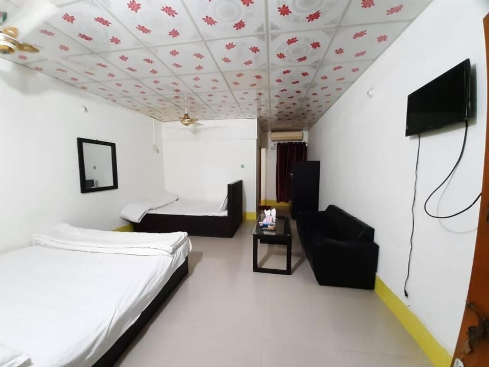 Standard Quadruple Room | Desk, free WiFi, bed sheets
