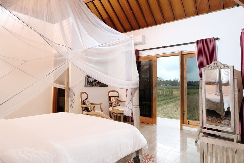 Deluxe Double Room | Bathroom | Hair dryer, towels