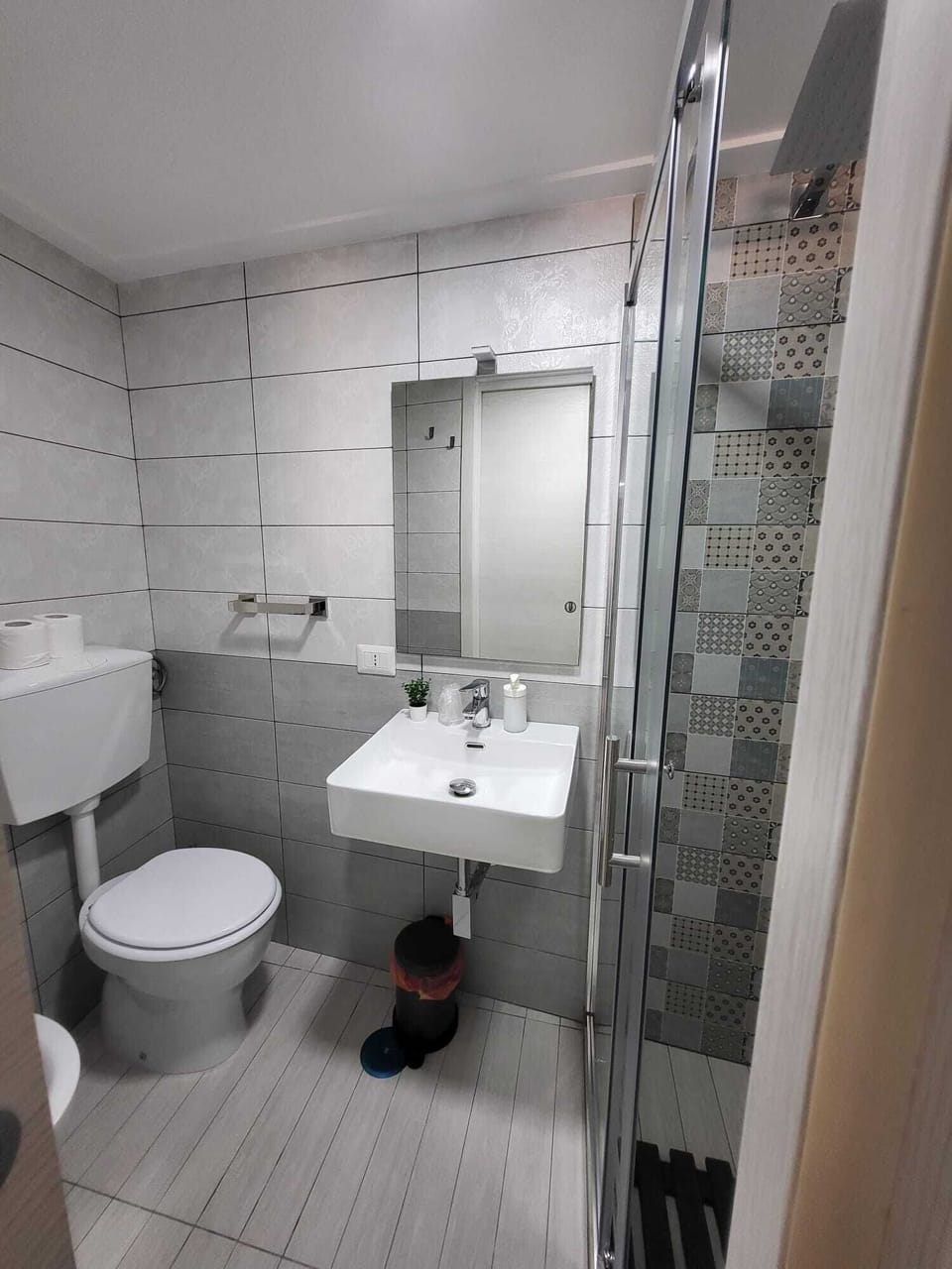 Basic Studio, Courtyard View | Bathroom | Free toiletries, hair dryer, bathrobes, bidet