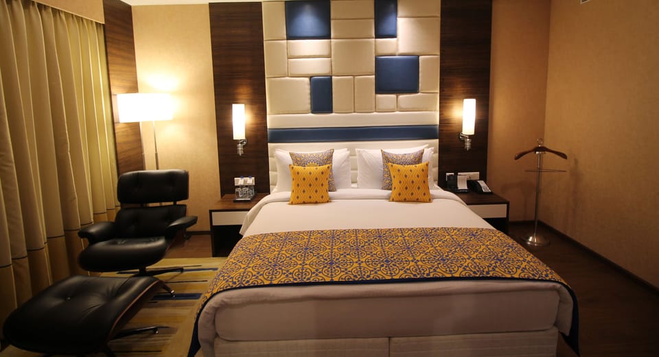 Business Suite | Minibar, in-room safe, desk, soundproofing