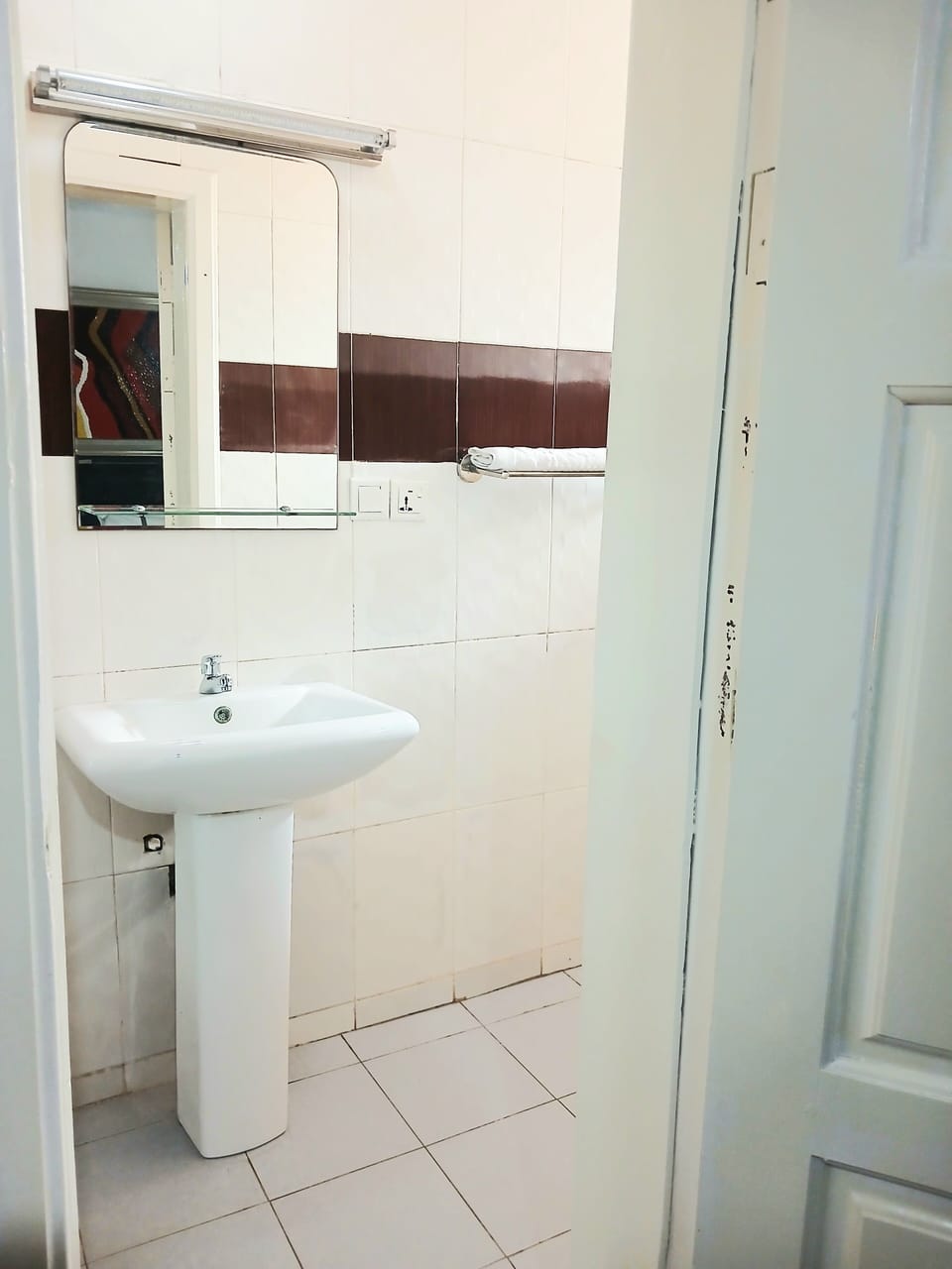Shower, rainfall showerhead, free toiletries, towels