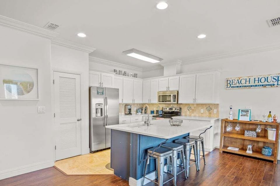 House, Multiple Beds, Patio, Pool View (Casa Del Mar) | Private kitchen | Dining table