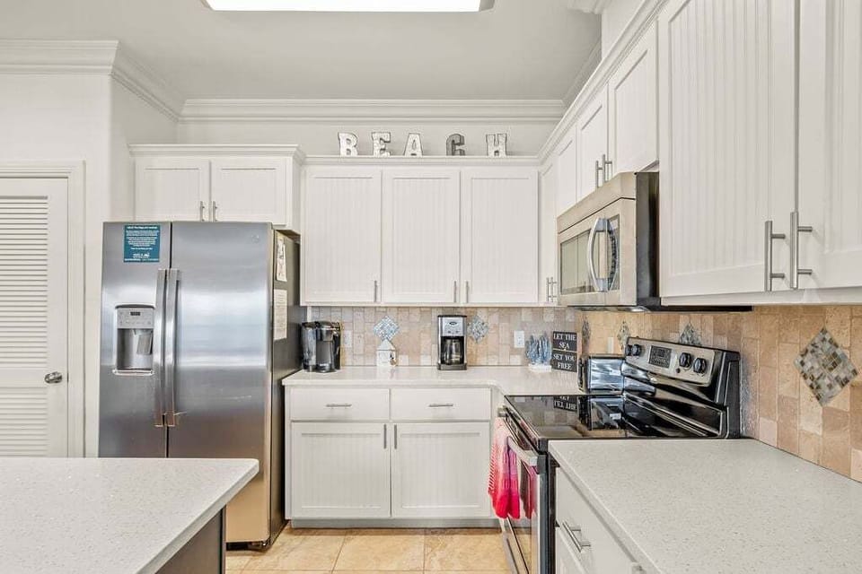 House, Multiple Beds, Patio, Pool View (Casa Del Mar) | Private kitchen | Dining table