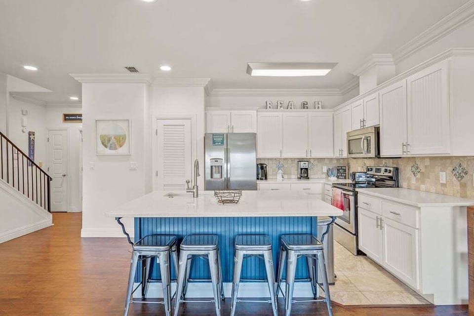 House, Multiple Beds, Patio, Pool View (Casa Del Mar) | Private kitchen | Dining table