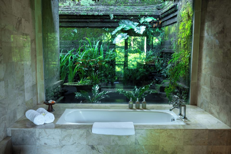 Royal Villa | Bathroom | Free toiletries, hair dryer (on request), bathrobes, slippers