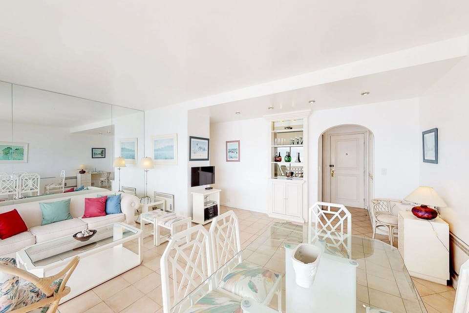 Apartment | Living area | Flat-screen TV