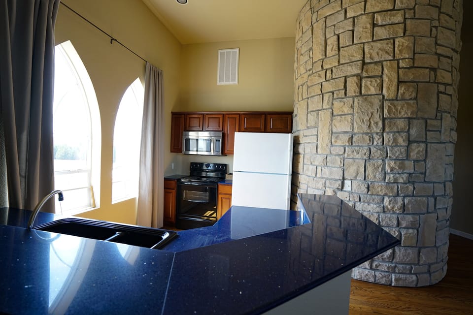 Studio Suite, 1 Queen Bed | Private kitchen | Coffee/tea maker