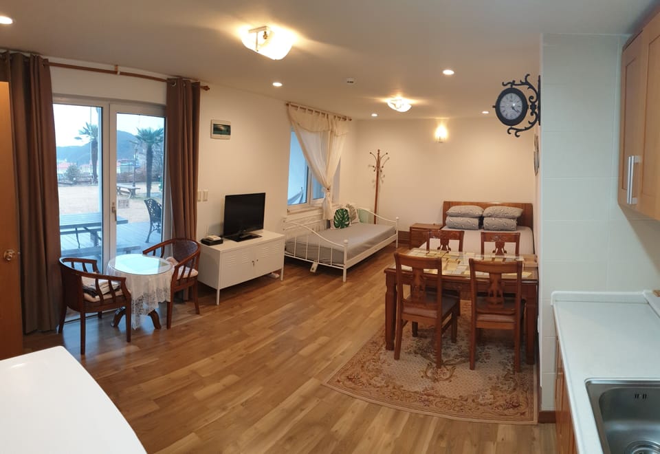 Studio, Garden View | In-room dining