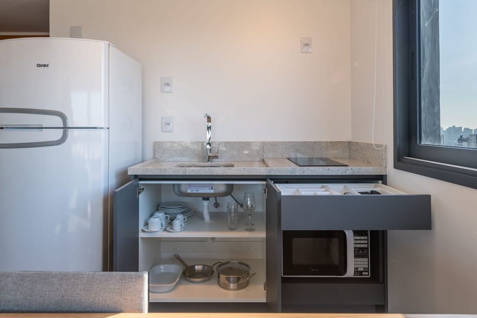 Studio | Private kitchen | Fridge, microwave, stovetop, coffee/tea maker