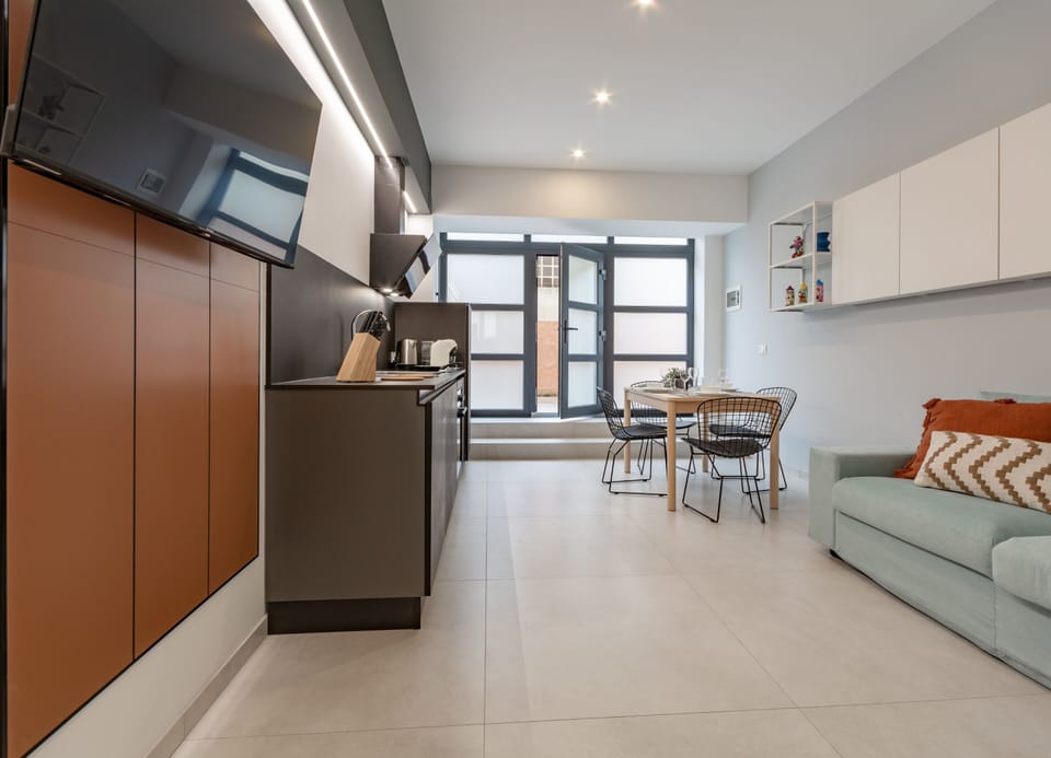 City Room | Private kitchen | Coffee/tea maker, fridge, oven, stovetop