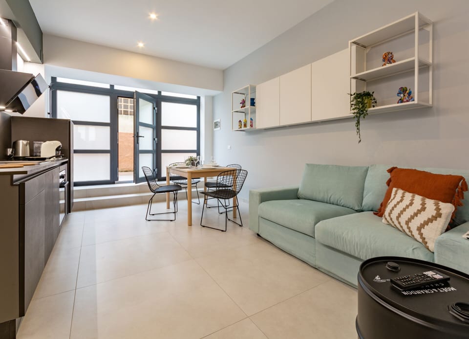 City Room | Living area | 32-inch LCD TV with satellite channels, Netflix, streaming services