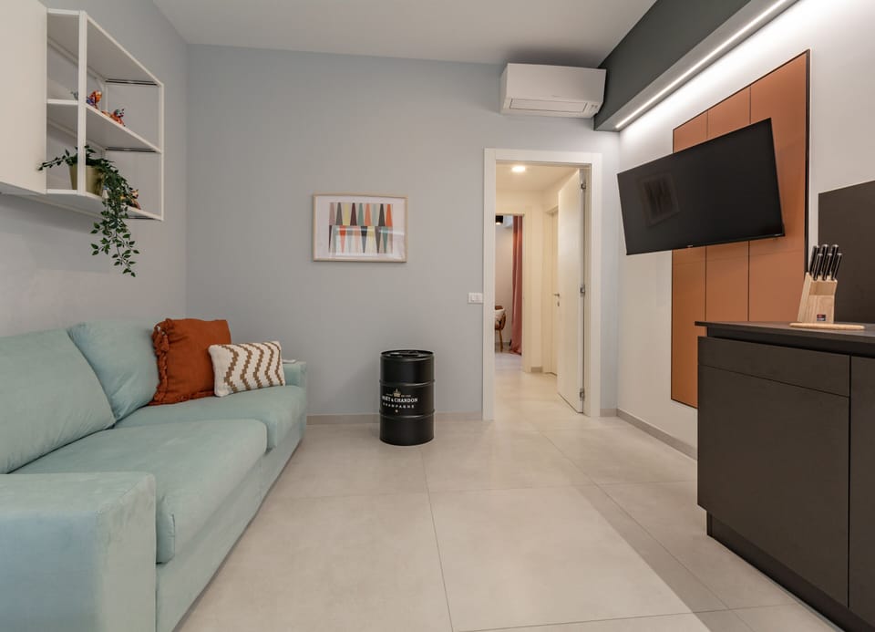 City Room | Living area | 32-inch LCD TV with satellite channels, Netflix, streaming services