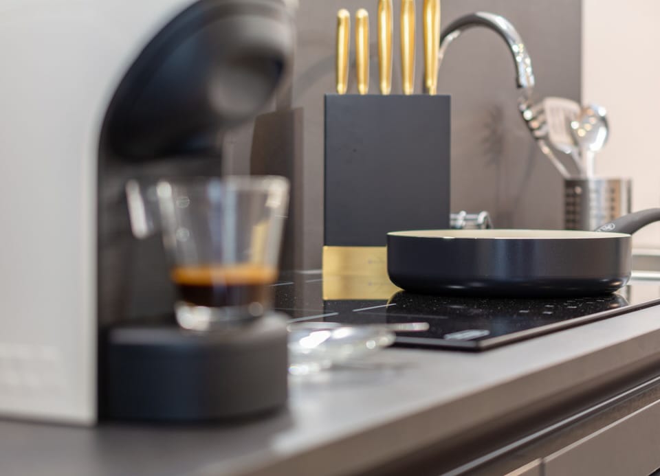 City Room | Private kitchen | Fridge, stovetop, coffee/tea maker, cookware/dishes/utensils
