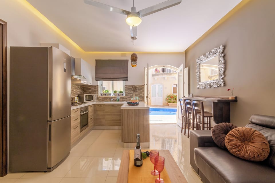 Family Apartment, 3 Bedrooms, Microwave (Maisonnette & Pool Ta'Cenc Sannat) | Private kitchen