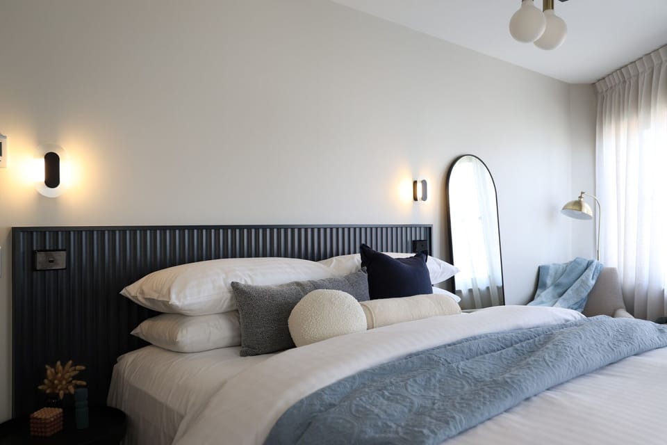 Premium bedding, pillowtop beds, free minibar, individually decorated