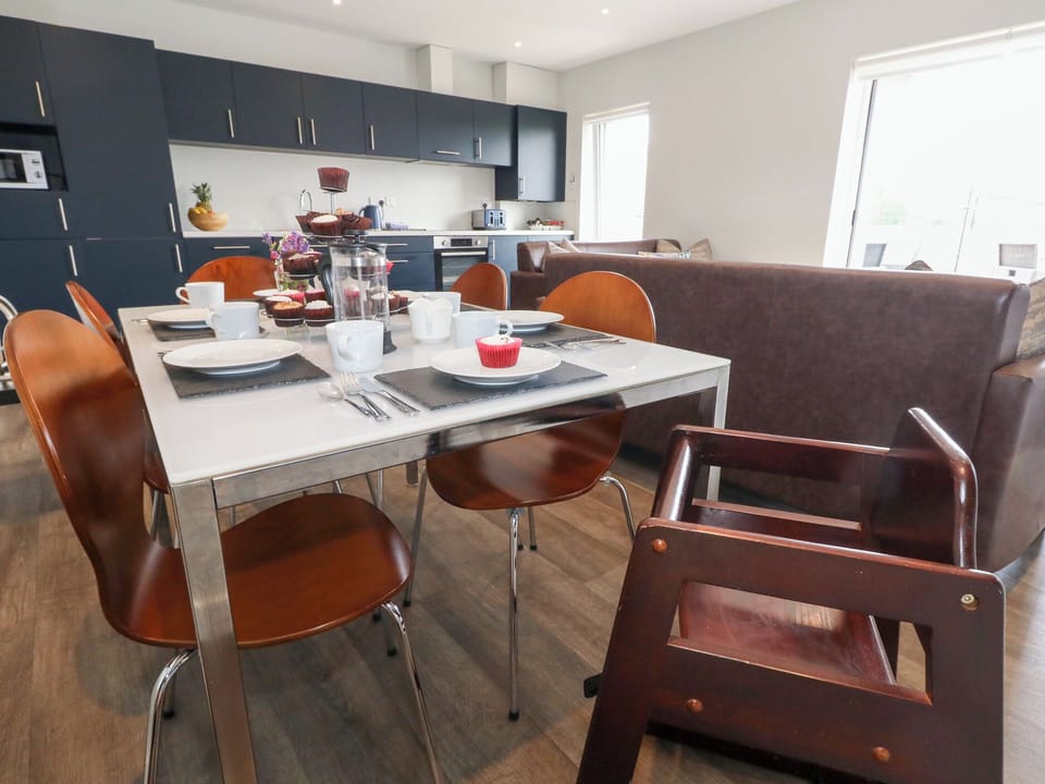 Cottage | Dining