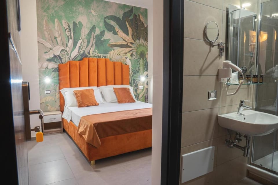 Minibar, desk, laptop workspace, free WiFi