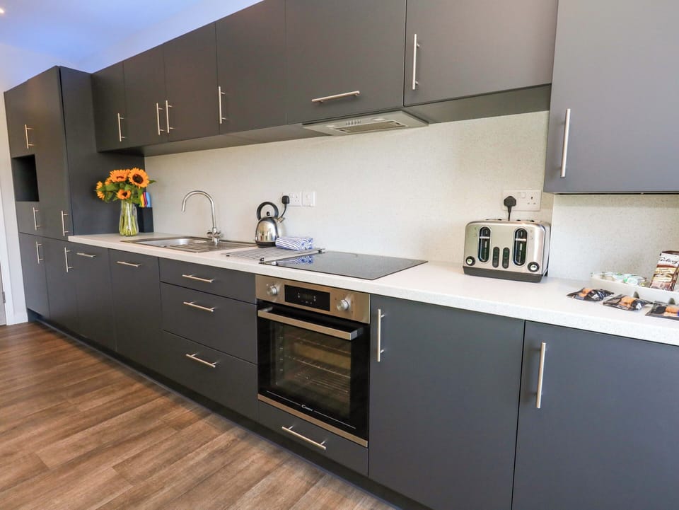 Cottage | Private kitchen | Dishwasher, cookware/dishes/utensils